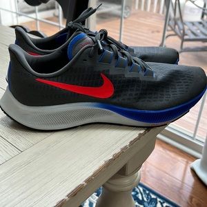 BRAND NEW NIKE SNEAKERS